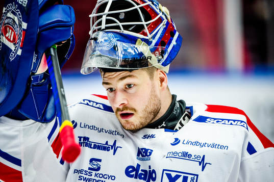 Oskarshamns målvakt Tim Juel värmer upp