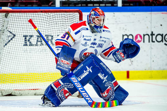 Oskarshamns målvakt Tim Juel värmer upp