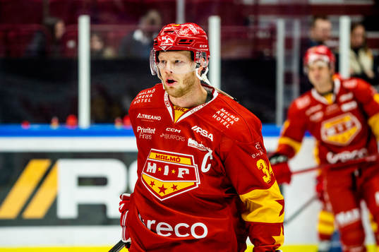Malmö Redhawks Carl Söderberg värmer upp