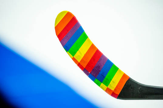 Klubba med pride-tejp