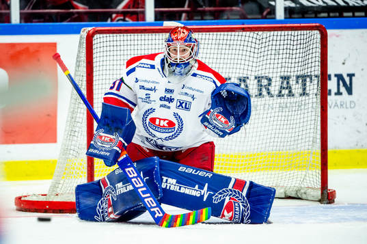 Oskarshamns målvakt Tim Juel värmer upp