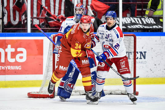 Malmö Redhawks Carl Söderberg mot Oskarshamns målvakt