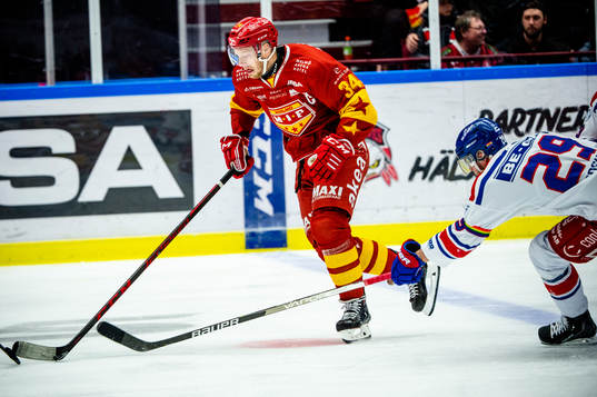 Malmö Redhawks Carl Söderberg mot Oskarshamns Kim Rosdahl