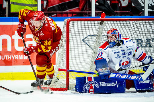 Malmö Redhawks Carl Söderberg mot Oskarshamns målvakt