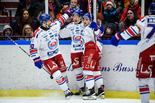Oskarshamns Mikkel Øby-Olsen jublar med lagkamrater