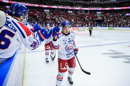 Oskarshamns Mikkel Øby-Olsen jublar