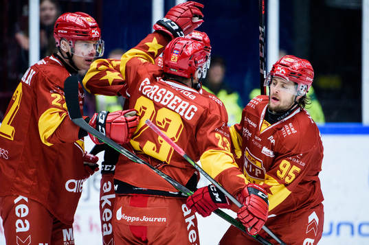 Malmö Redhawks Carl Persson (h) jublar