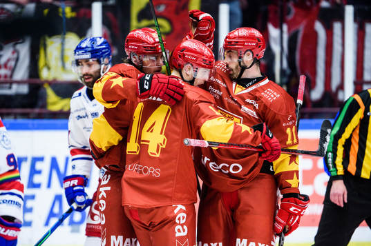 Malmö Redhawks Carl-Johan Lerby jublar med lagkamrater