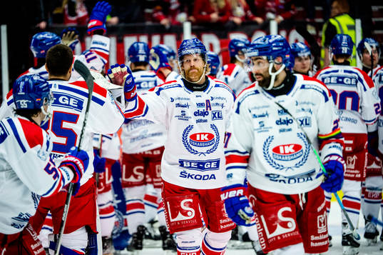 Oskarshamns Philip Samuelsson jublar med lagkamraterna