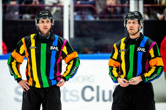 Domarna Patric Bjälkander och Andreas Harnebring