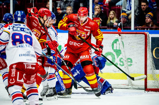 Malmö Redhawks Emil Sylvegård framför Oskarshamns
