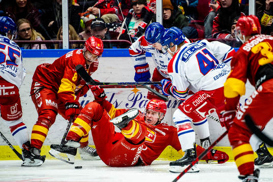 Malmö Redhawks Johan Olofsson och Lance Bouma mot
