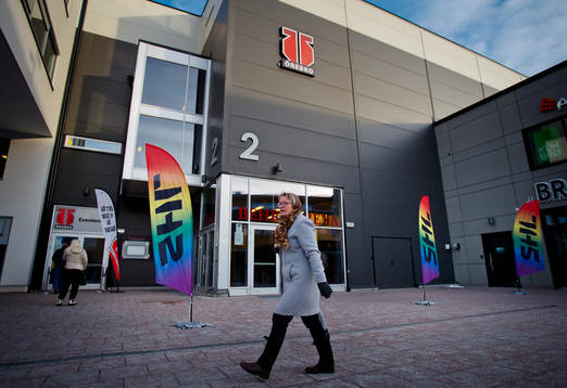 Behrn Arenas entré med Pride-flaggor