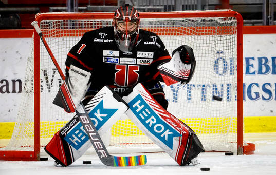 Örebros målvakt Jhonas Enroth med pride tejp på klubban