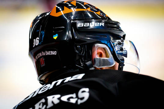 Örebros Robin Kovacs med Ukrainska flaggan på