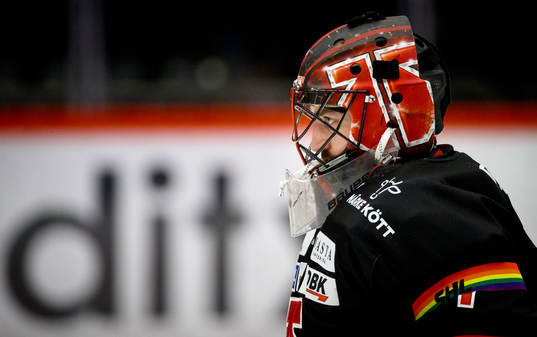 Örebros målvakt Jhonas Enroth med prideband