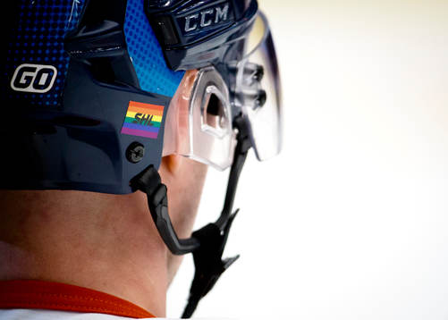Växjöspelare med pride klistermärke på hjälmen
