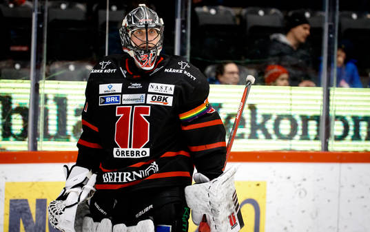 Örebros målvakt målvakt Jhonas Arntzen med prideband