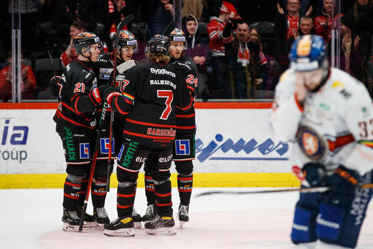 Örebros Jani Lajunenjublar med lagkamrater