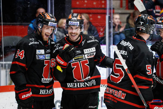 Örebros Emil Larsson och Jani Lajunen jublar