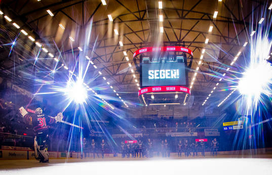 Örebros målvakt Jonas Arntzen jublar