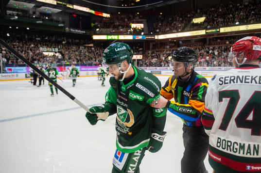 Färjestads Theodor Lennström tjafsar med Frölundas