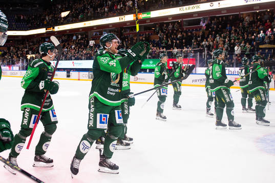 Färjestads Adam Ginning jublar