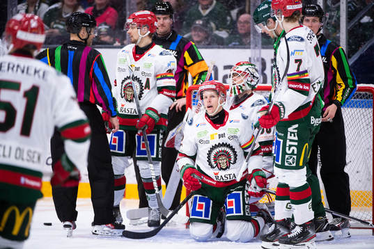 Max Friberg på knä framför mål