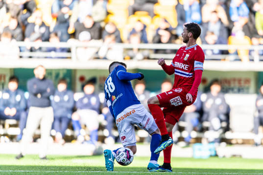 Norrbys Ivo Dominik Pekalski och IFK Göteborgs Marcus Berg