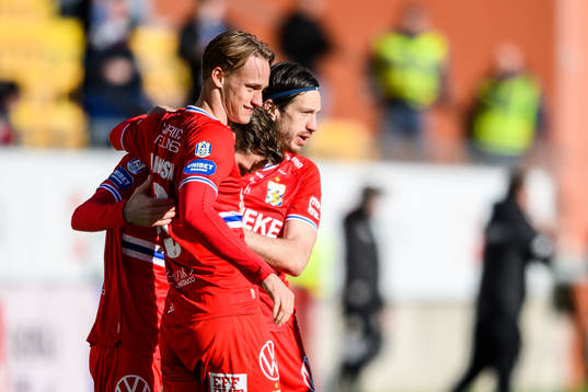 IFK Göteborgs Emil Salomonsson jublar med lagkamrater