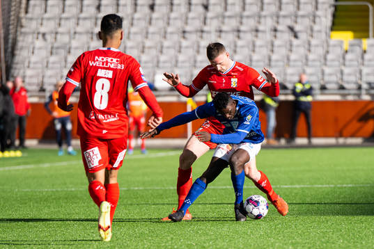 IFK Göteborgs Calle Johansson och Norrbys Bubacarr Jobe