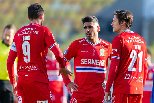 IFK Göteborgs Hosam Aiesh diskuterar med Marcus Berg och