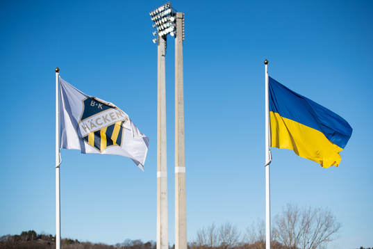 En Häcken flagga bredvid Ukrainas flagga utanför Bravida