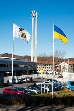 En Häcken flagga bredvid Ukrainas flagga utanför Bravida