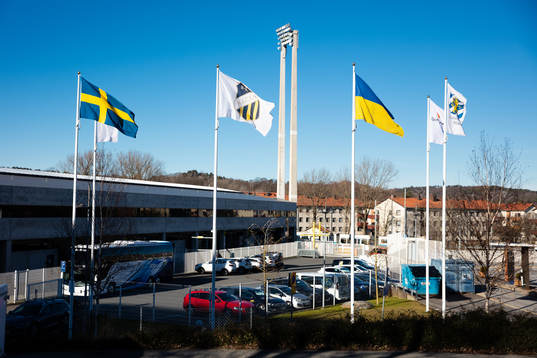 Sveriges flagga, en Häcken flagga och Ukrainas flagga