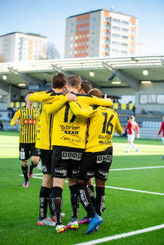 Häckens Gustav Berggren jublar med lagkamrater
