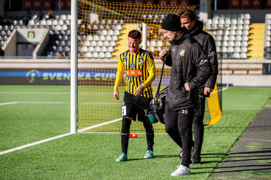 Häckens Tobias Heintz lämnar skadad