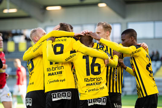 Häckens Oscar Uddenäs jublar med lagkamrater