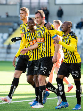 Häckens Even Hovland jublar med lagkamrater