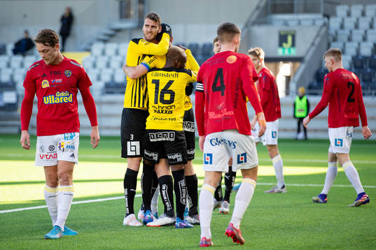 Häckens Even Hovland jublar med lagkamrater