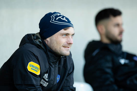 Falkenbergs assisterande Tobias Tuvesson innan
