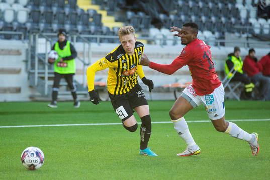Häckens Tomas Totland och Falkenbergs Umar Bala Muhammed