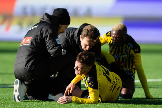 Häckens Tobias Heintz skadar sig