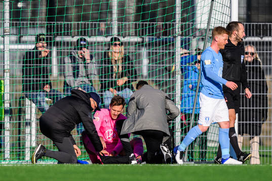 Malmö FFs målvakt Johan Dahlin har ont