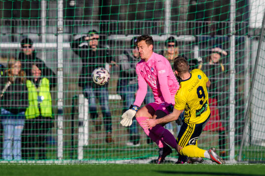 Malmö FFs målvakt Johan Dahlin och Ängelholms Emil Åberg