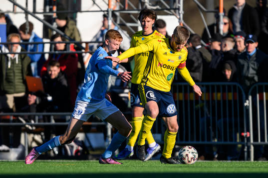 Malmö FFs Hugo Larsson och Ängelholms Robin Nilsson