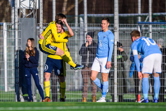 Ängelholms Johan Oremo jublar