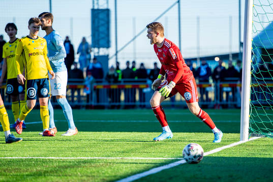 Ängelholms målvakt Robin Streifert reagerar