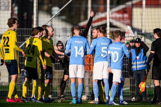 Malmö FFs Adi Nalic får ett rött kort