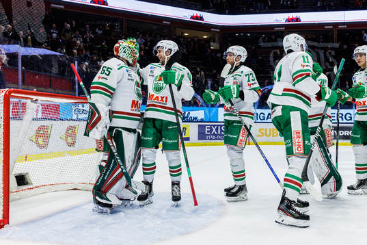 Rögles målvakt Christoffer Rifalk med lagkamrater